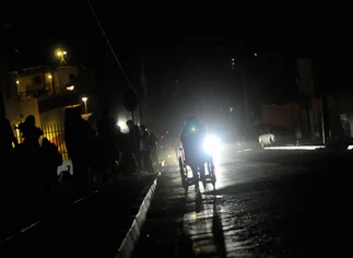 Un fuerte tsunami sacudió el norte de Chile: pánico, fuego y miles de evacuados