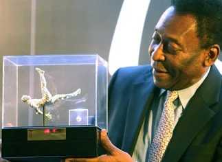 Pelé lanza una colección de diamantes realizados a partir de su cabello