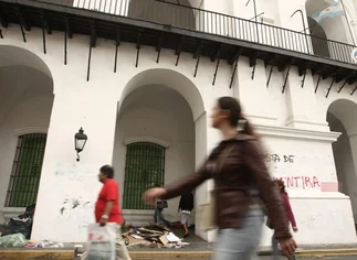 Vecinos golpean y detienen a un ladrón en la puerta del Cabildo porteño