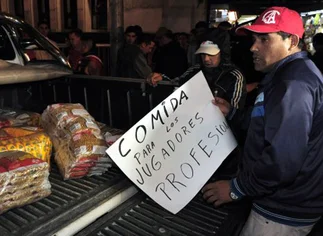 Con escobas y comida para perros, el ex jefe de la barra de 'El Rojo'  festejó la renuncia de Cantero
