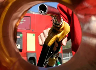 ¿Por qué los precios de las naftas no retroceden pese al derrumbe del petróleo?
