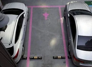 Polémica en Seúl: crean estacionamientos más anchos para las mujeres