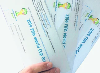 Honestidad que escasea: un taxista brasileño devolvió 40 entradas a hinchas mexicanos