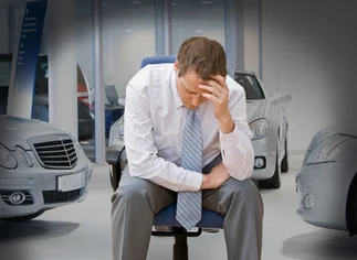 Prohibido avisos sólo en dólares: agencias de autos e inmobiliarias, sancionadas por no exhibir publicaciones en pesos