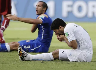 La FIFA anunció que estudiará el mordiscón de Suárez y podrí­a sancionarlo