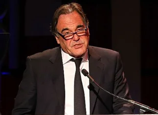 Oliver Stone insta a no creer en los medios de EE.UU. sobre el vuelo de Malaysia