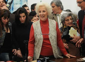 Tras una larga espera, Estela de Carlotto pudo abrazar a su nieto Guido