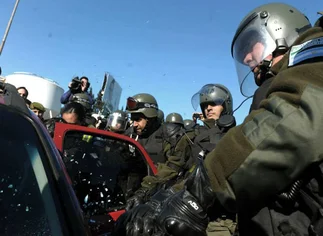 Con palazos y gas pimienta, Gendarmerí­a volvió a reprimir corte de operarios de Lear