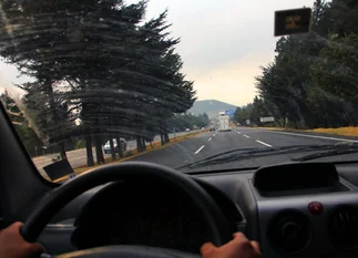 Revelan la importancia del parabrisas para la seguridad de un auto