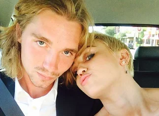 El indigente que acompañó a Miley Cyrus en los premios MTV será arrestado por violar su libertad condicional
