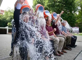 Presentan un proyecto para que toda la Legislatura se dé un baldazo de agua helada