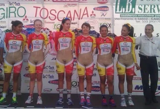 Polémica por un traje 'transparente' de un equipo de ciclismo femenino