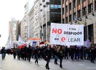 Los trabajadores de la autopartista Lear trasladan la protesta al Obelisco