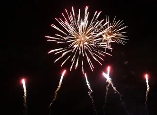Los shopping anticiparon las Fiestas con un gran show de fuegos artificiales
