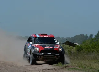 Arrancó el Dakar y los argentinos buscan un lugar en 'primera'
