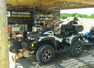 W80 desembarca en la playa: ofrece servicio gratuito para motos y cuatriciclos en Pinamar