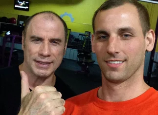 John Travolta se mostró al natural y se sacó la peluca