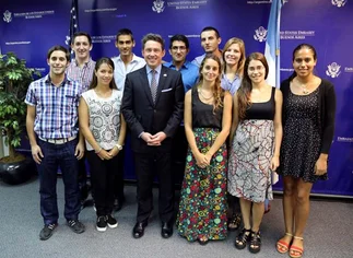 Diez becarios argentinos viajan a Estados Unidos para perfeccionar su inglés