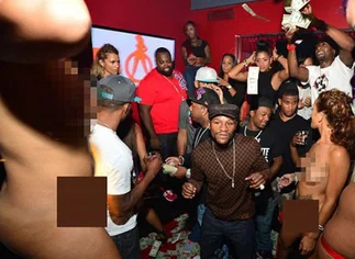 Mujeres, amigos y dólares por doquier: así­ son las fiestas de Floyd Mayweather