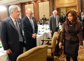 Cristina no para de tuitear desde China y se muestra sin silla de ruedas