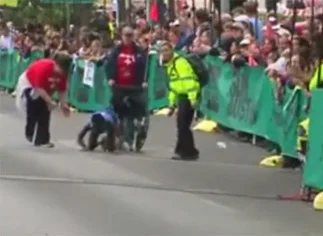 Una maratonista finalizó gateando una carrera