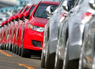 Lanzan fuertes promociones para sostener ventas: automotrices venden autos 0Km a precios de fábrica