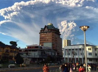 Chile: entró en erupción un volcán que está a 100 kilómetros de Bariloche