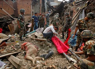 'Los hospitales están todos colapsados, necesitamos ayuda', alertan en Nepal