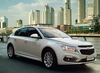 Chevrolet lanzó el Cruze renovado con nuevo motor diésel para el 5 puertas