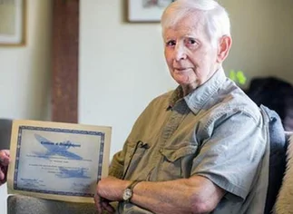 Tarde pero seguro: un hombre terminó la universidad a los 94 años