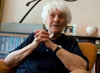 La alumna de 102 años reprimida por los nazis, recibe su tí­tulo de doctorado
