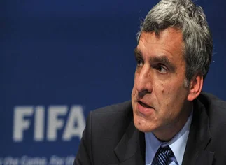 Por un chiste en TV, se tuvo que ir el director de comunicación de la FIFA