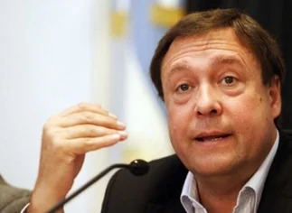 Denuncian al gobernador rionegrino Weretilneck  y al magnate Joe Lewis por 'usurpación de aguas'