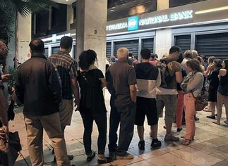 Gobierno griego impone un corralito con un lí­mite de 60 euros diarios