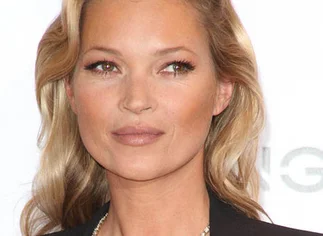 Aceite facial, exfoliante diario y alejarse del sol, los tres consejos de Kate Moss sobre belleza