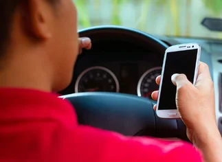 Una notificación en el móvil puede distraer tanto como llamar o enviar un SMS desde el celular