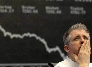 Tras cinco semanas, reabrió la bolsa de Atenas y se desplomó 16%