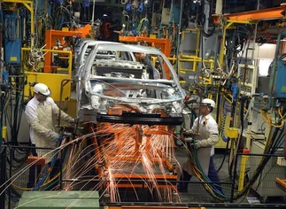 General Motors y Mercedes-Benz anunciaron despidos en Brasil por la caí­da del mercado