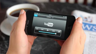 El futuro ya llegó: los argentinos miran cada vez más video en su celular y van relegando la TV