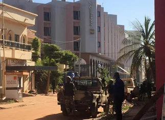 Yihadistas dispararon contra turistas en un hotel de lujo en Mali y dejaron 27 muertos