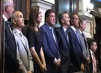 Vidal juró como gobernadora de Buenos Aires y prometió que se pagarán sueldos y aguinaldos