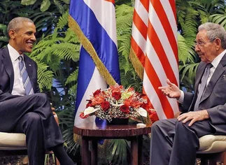 En encuentro histórico, Obama y Castro celebraron 'un nuevo dí­a' pero costó disimular la tensión