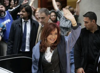 Antes de declarar, Cristina Kirchner tuiteó sobre una 'persecución' y criticó a Mauricio Macri