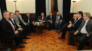 Gioja y Scioli, al frente del PJ: se reunieron con sus senadores para avalar 'ley antidespidos'