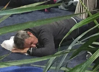 Cobos cenó por u$s8 y durmió en el piso del aeropuerto de Nueva York