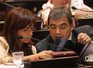 El ex senador K explicó por qué se iba con u$s28.700 en un bolso a Miami