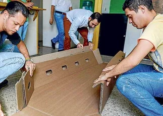 Venezolanos optan por ataúdes de cartón ante crisis económica