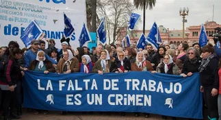 La Marcha de la Resistencia contra Macri sigue toda la noche en Plaza de Mayo