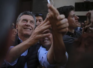 Las selfies enseñando los dedos pueden suponer un problema de seguridad