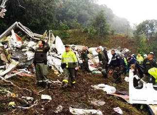 El avión del Chapecoense podrí­a haber caí­do por falta de combustible